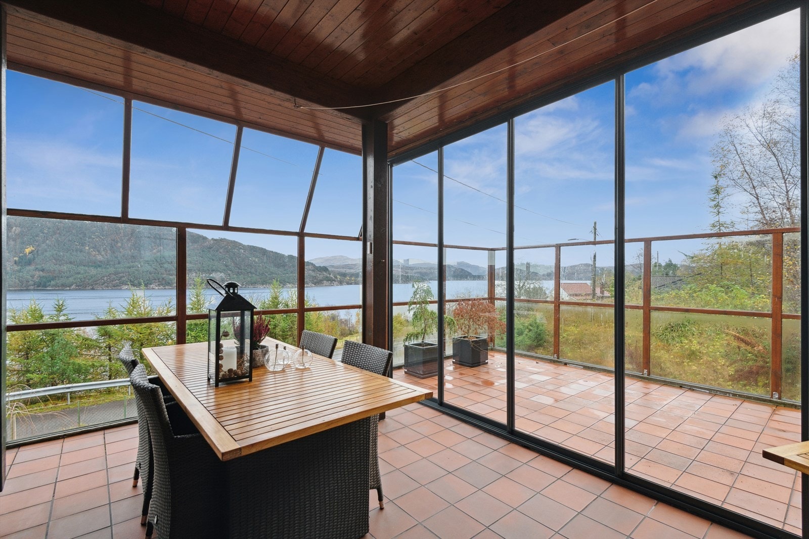 Terrassen er flisebelagt og her er god plass til hagemøbler. Galleribilde