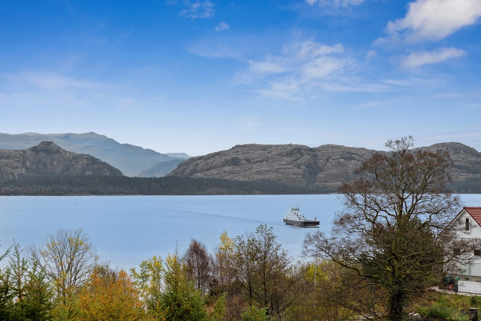 Her har du fin utsikt til båttrafikk på fjorden. Galleribilde