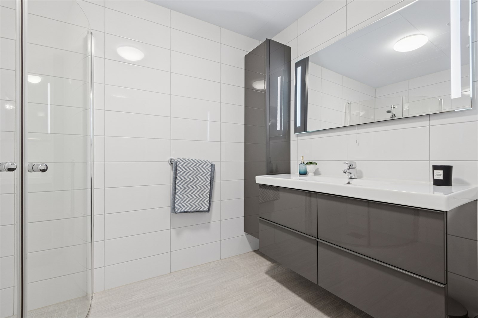 Baderommet i underetasjen har fliser på gulv og vegger. Varmekabler i gulvet. Galleribilde