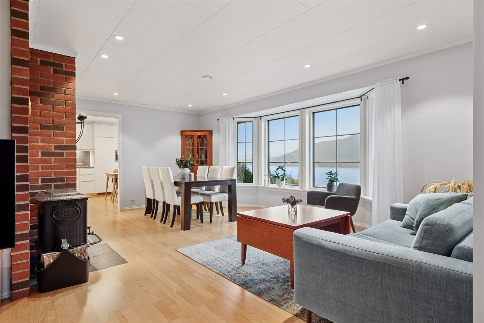 Lys og romslig stue med downlightbelysning. Galleribilde