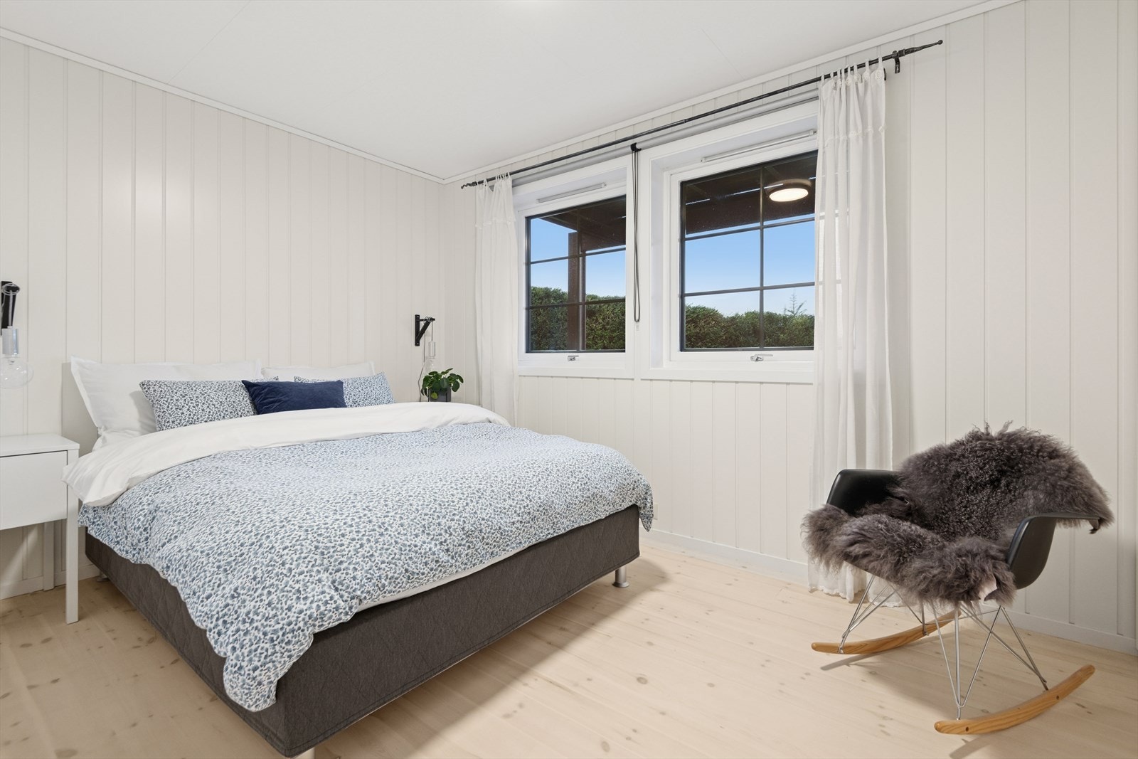 Soverom i underetasjen med plass til dobbeltseng og tilhørende møbler. Galleribilde