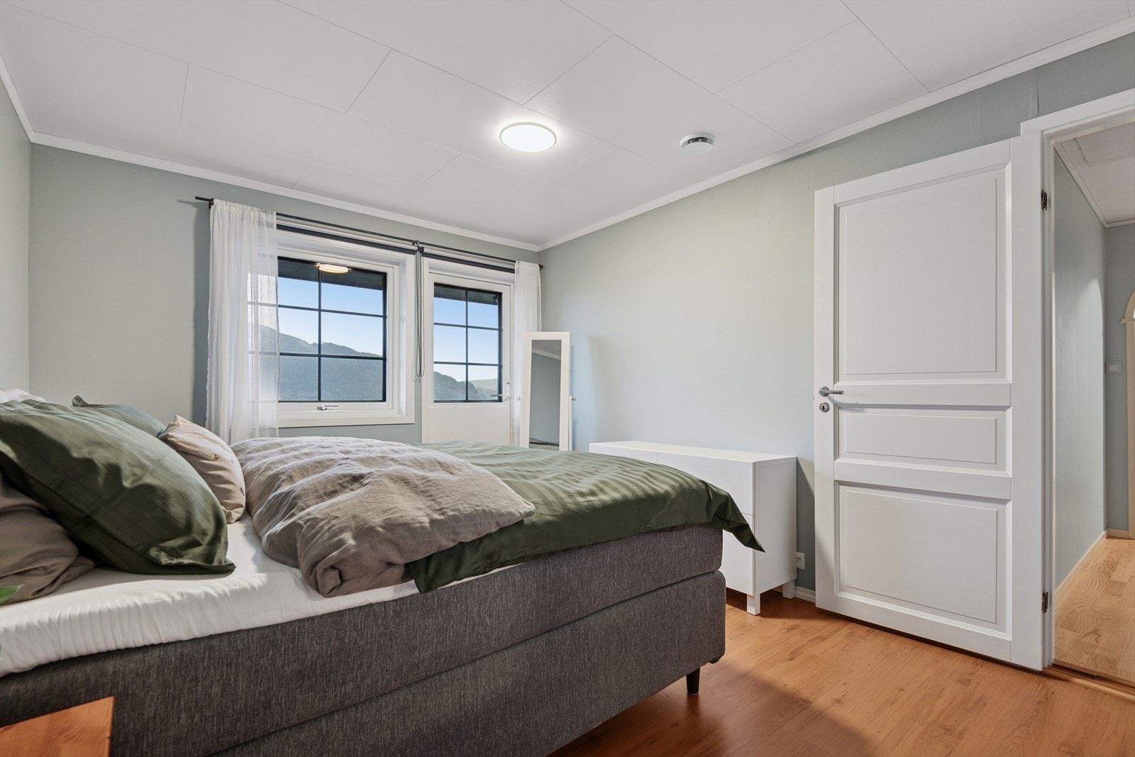 Hovedsoverom i 1. etasje med tilhørende garderoberom (Opprinnelig soverom) Galleribilde