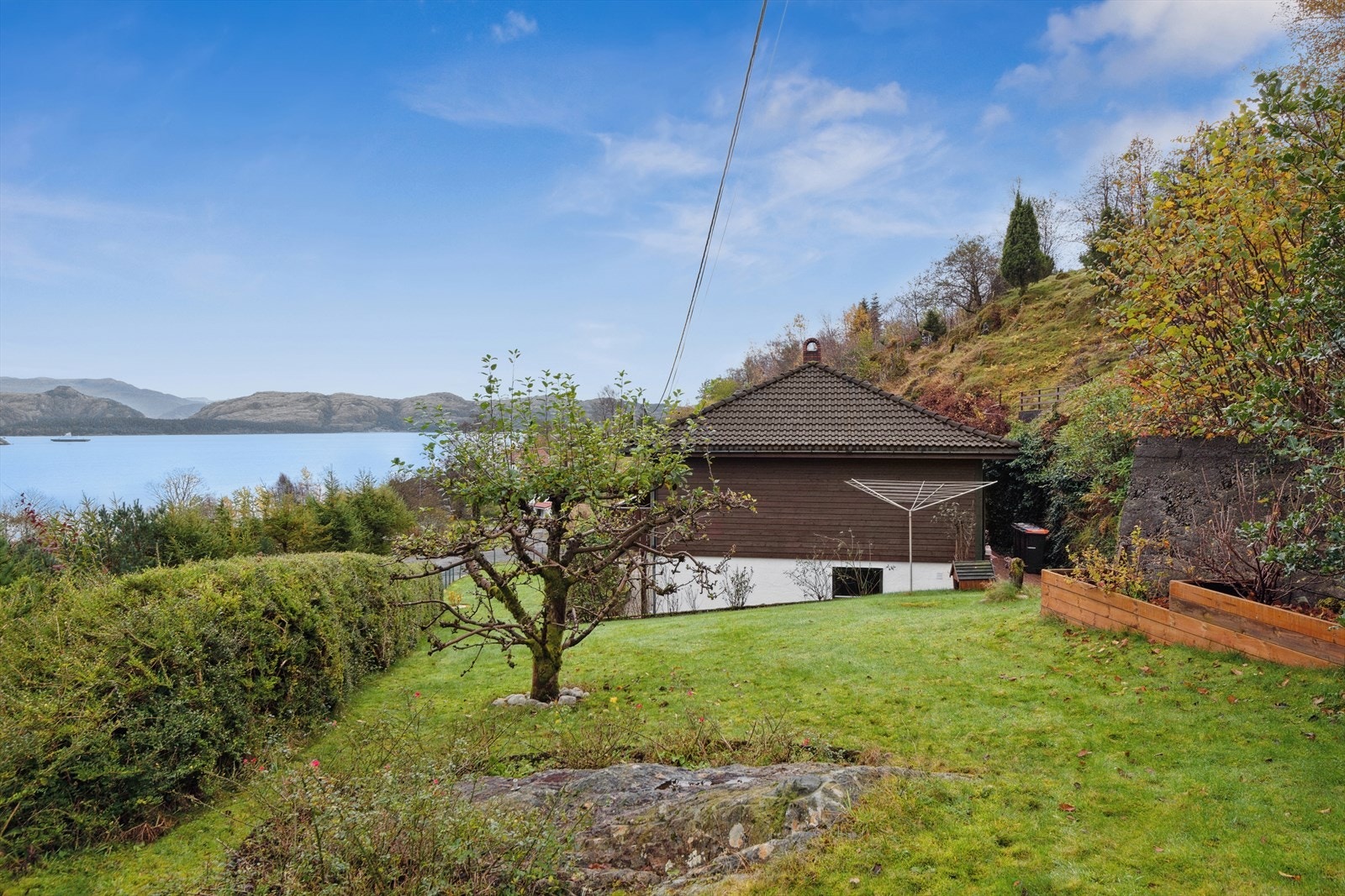 I hagen er det diverse beplantning med blant annet fruktre og hekk Galleribilde