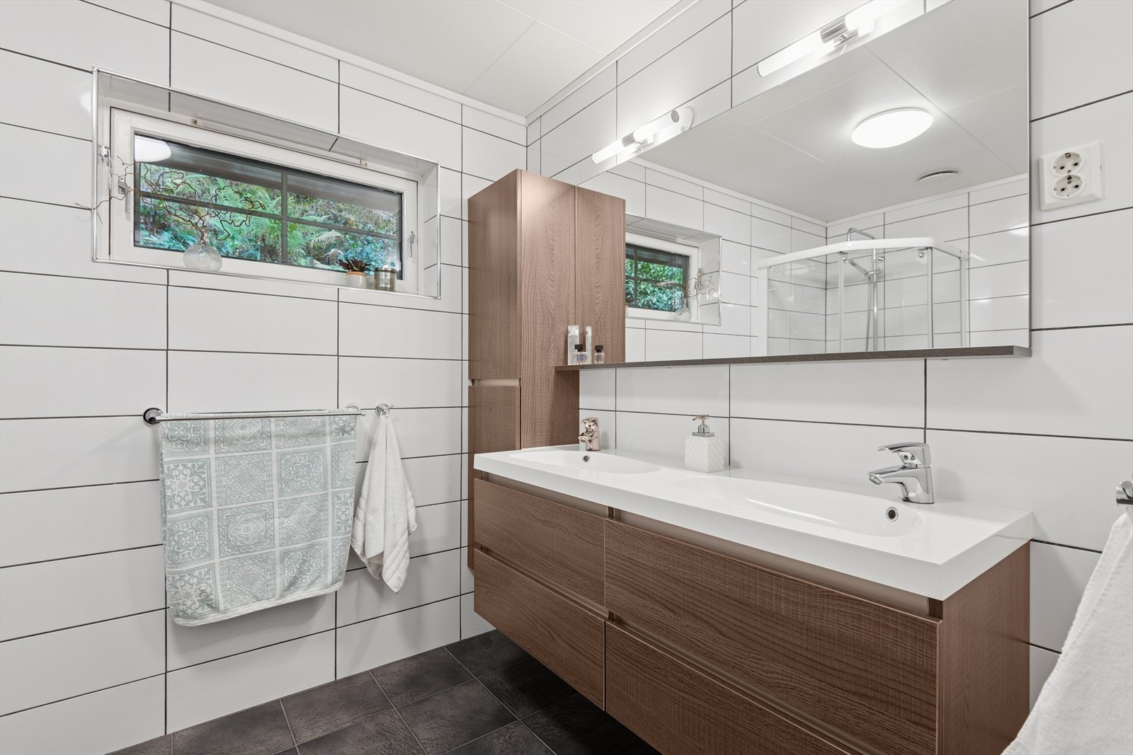 Baderom i 1 .etasje med fliser på gulv og vegger. Varmekabler i gulvet. Galleribilde