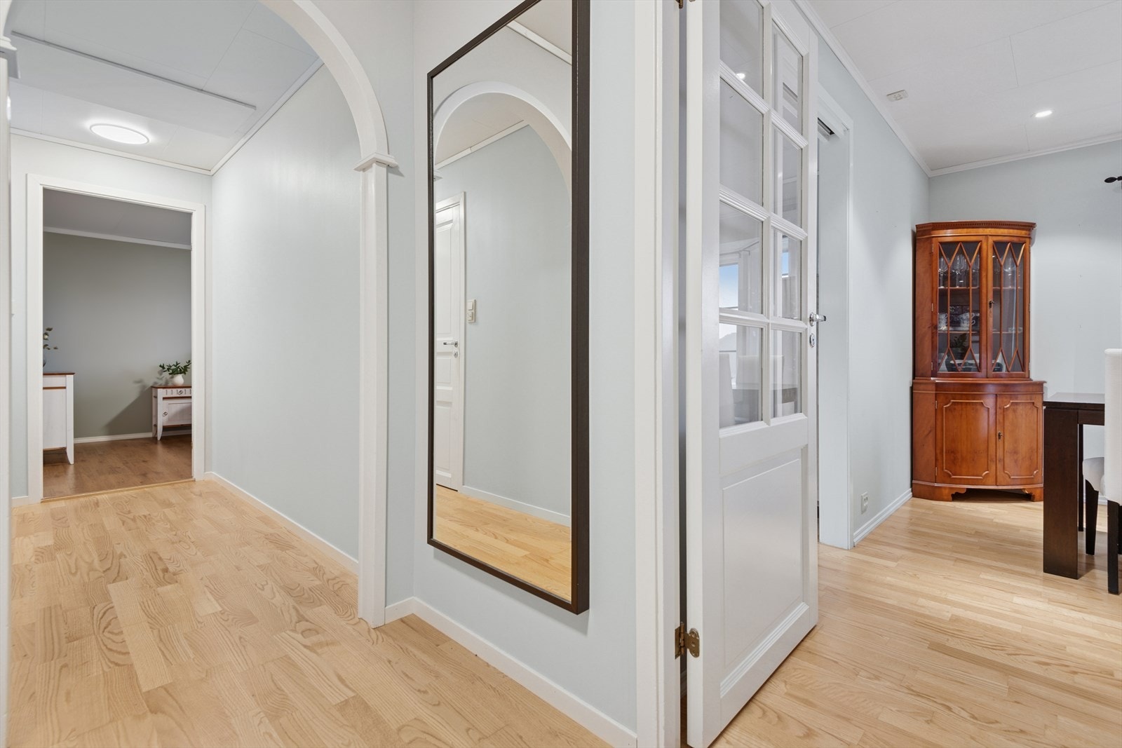 Glassdør inn til stuen fra gangen. Galleribilde