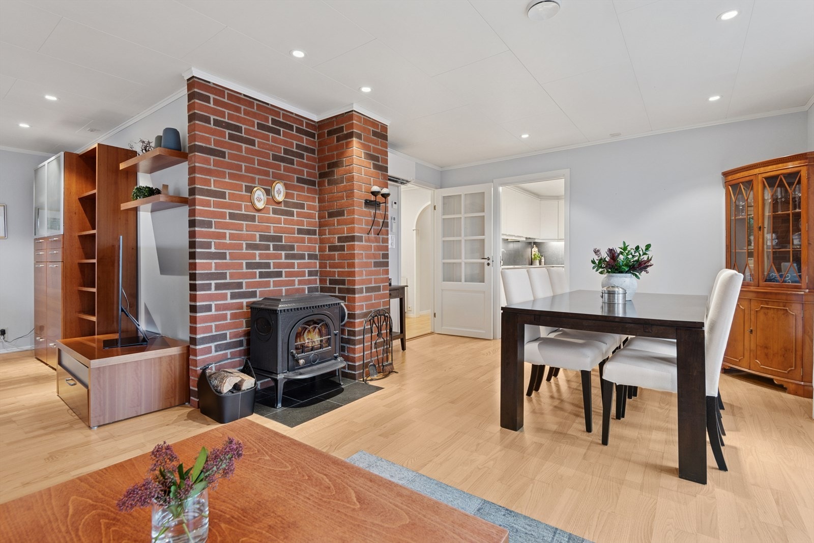 Stuen er i praktisk vinkelform som gjør at spisestuen kan plasseres ved inngangen til kjøkkenet. Peisovn sørger for lun stemning og god varme på de kalde dagene. Galleribilde