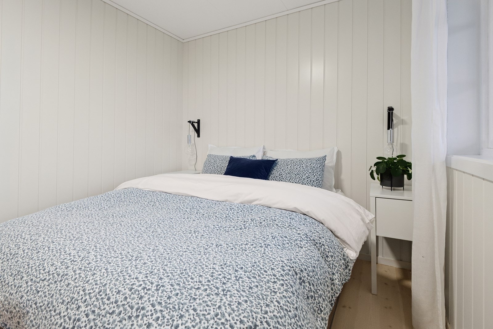 Panel på veggene og tregulv. Galleribilde