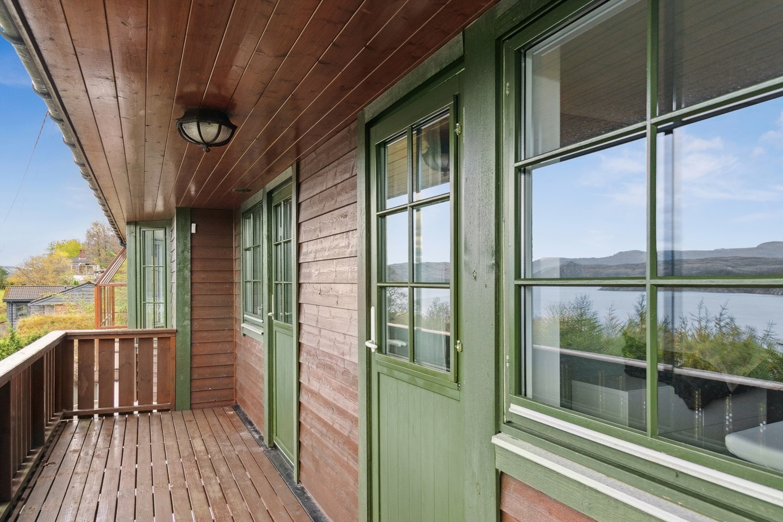 Overbygget veranda utenfor soverom. Galleribilde