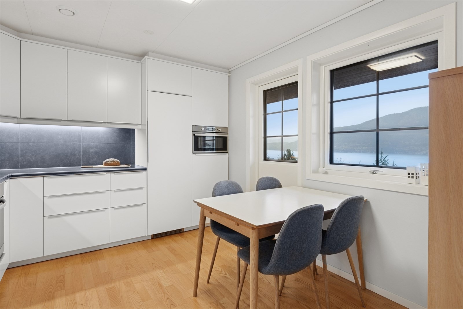 Hyggelig spiseplass ved kjøkkenvinduet. Galleribilde