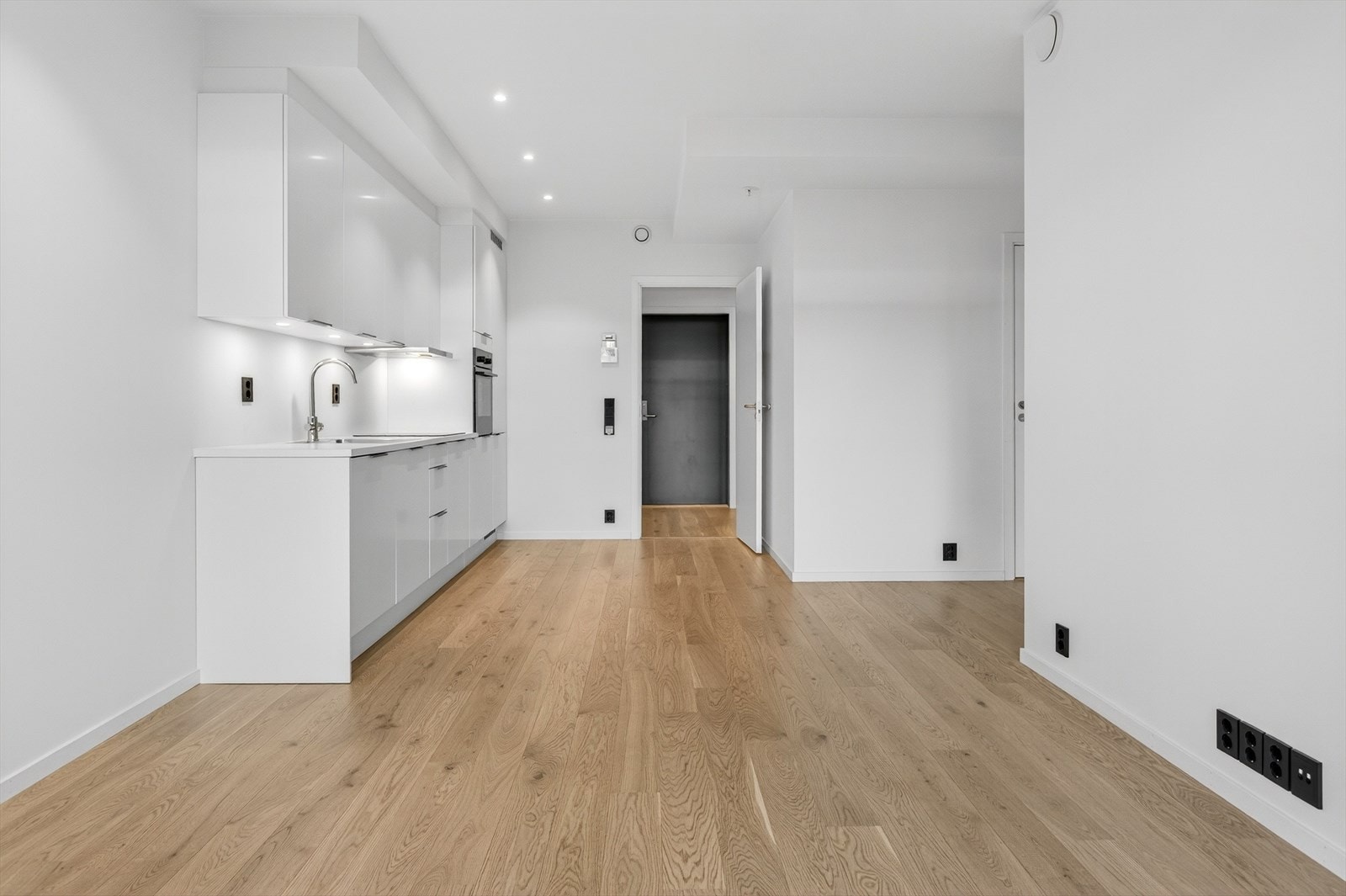 Stuen og kjøkkenet er samlet i en åpen og sosial sone. Galleribilde