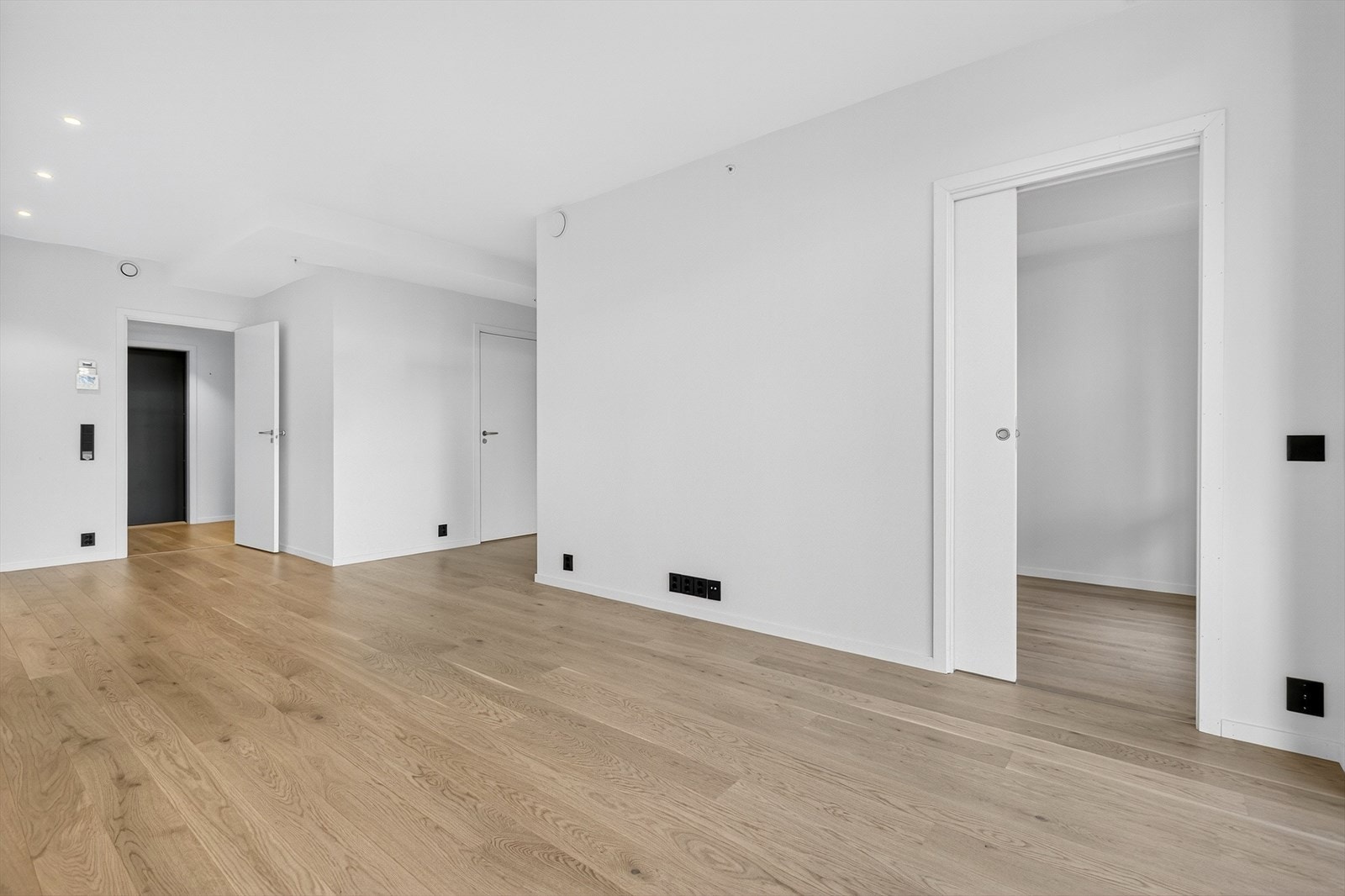 Parkettgulv gir en varm og naturlig overflate i oppholdsrommet. Direkte utgang til terrasse gir enkel tilgang til uteområdet. Galleribilde