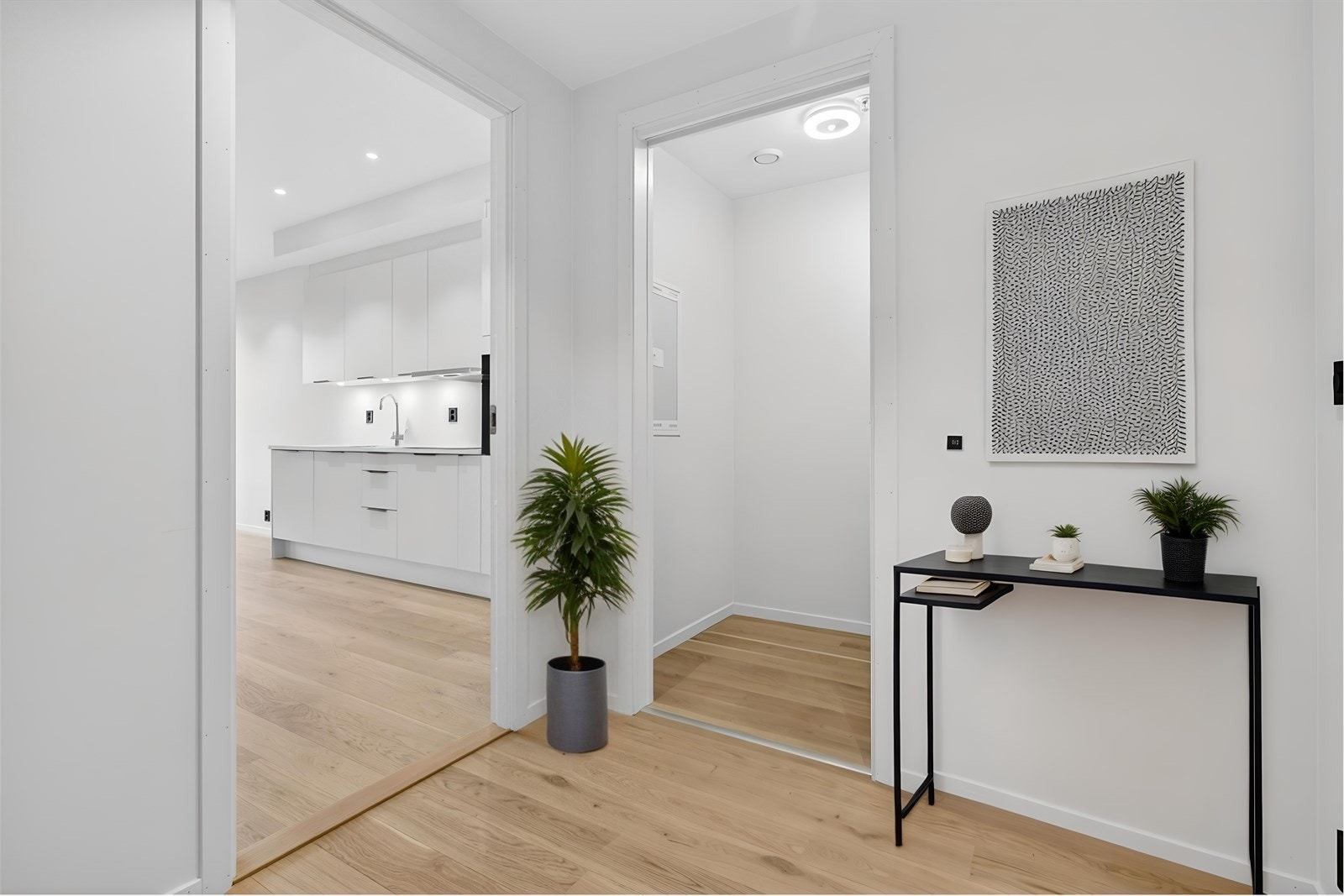 Direkte forbindelse til kjøkkenet gir enkel tilgang til matlagingssonen. Galleribilde