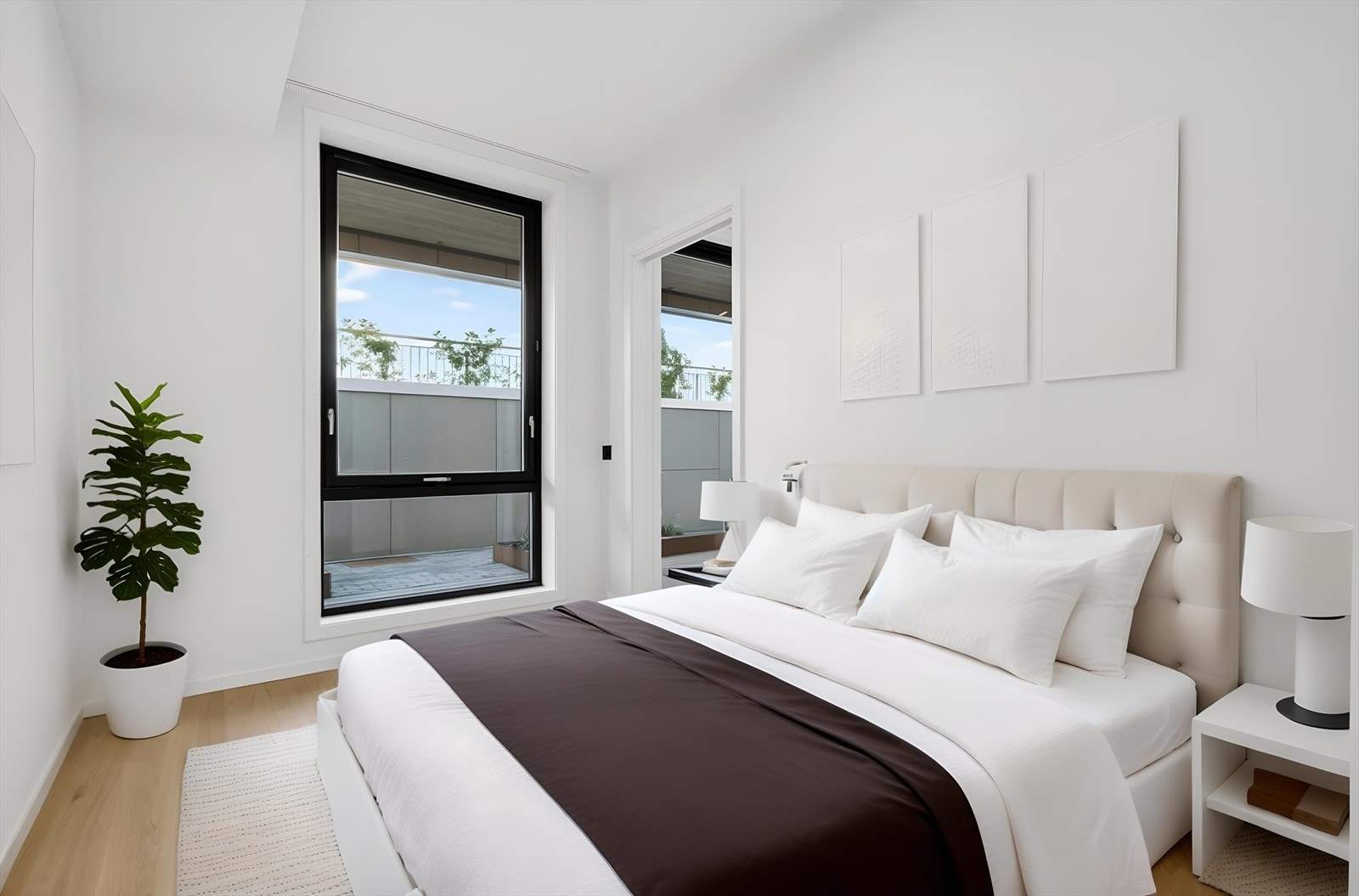 Plass til dobbeltseng og garderobe gjør rommet praktisk for en hovedsoveromsløsning. Galleribilde