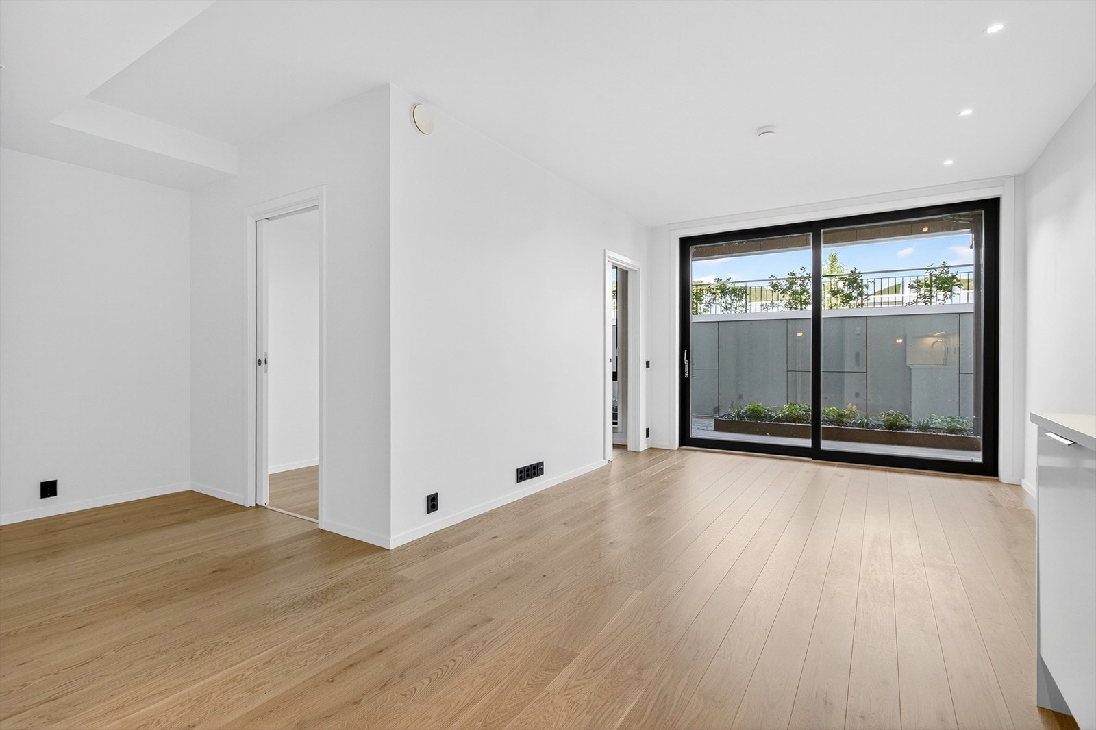 Plass til spisebord i tilknytning til oppholdsrommet gir en naturlig overgang mellom stue og kjøkken. Parkettgulv gir en sammenhengende og elegant finish. Galleribilde