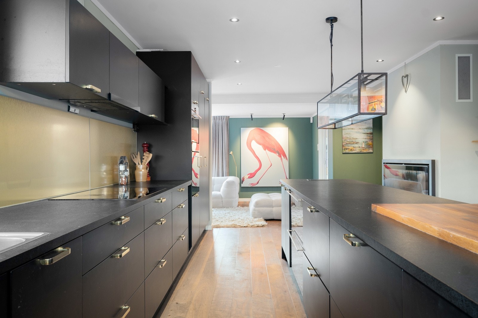 Boligen har et pent kjøkken med gjennomtenkte løsninger. Galleribilde