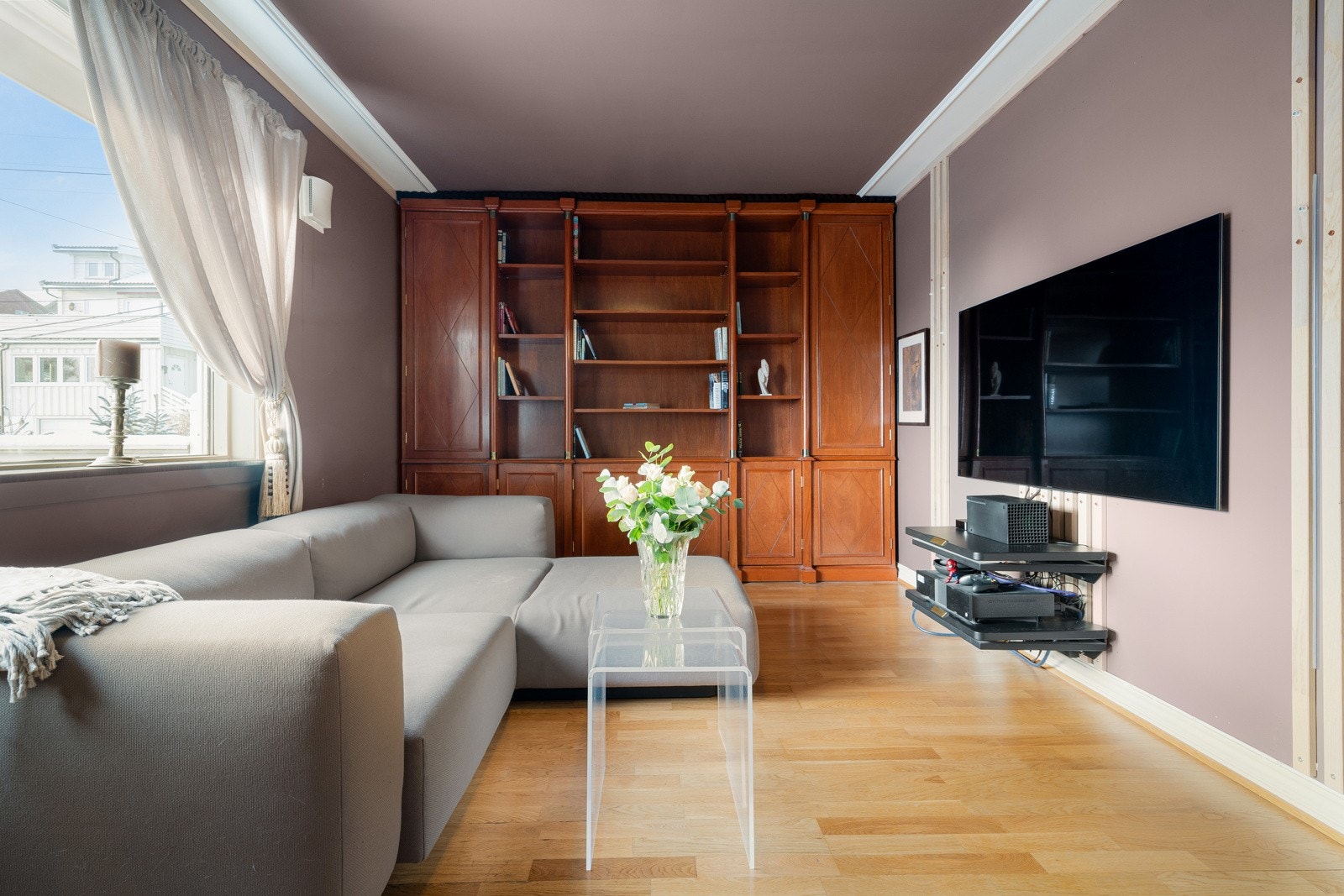 Spesialtilpasset bibliotek medfølger, bygget i og fraktet fra Mexico. Galleribilde