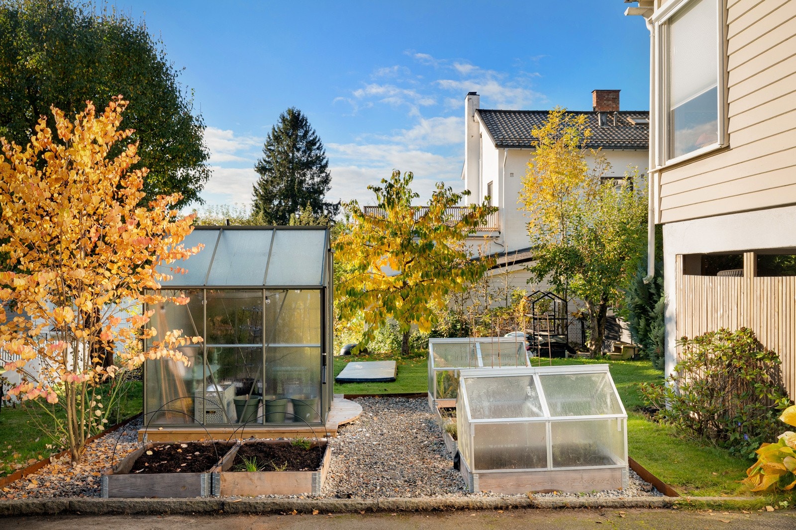 Det er også etablert et drivhus, ideelt for dyrking av egne grønnsaker og urter. Galleribilde