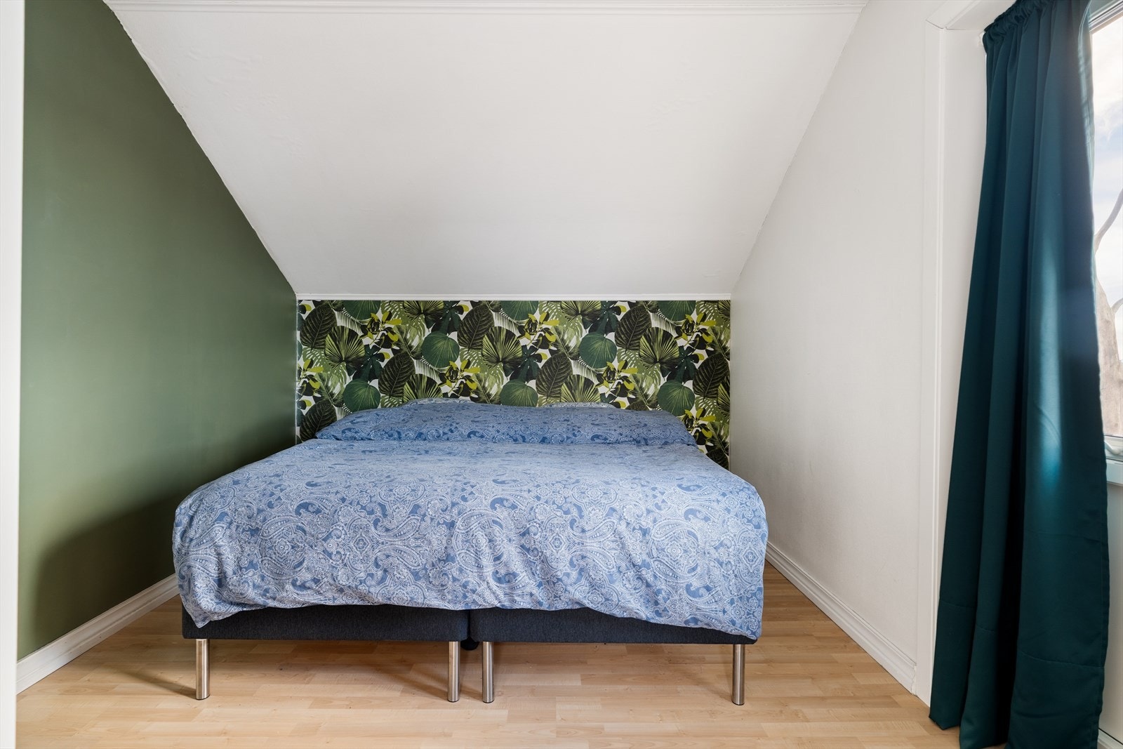 Fra stuen har man direkte tilgang til boligens hovedsoverom. Soverommet er på ca. 11,2 m² og har god plass til både dobbelseng og klesskap. Galleribilde