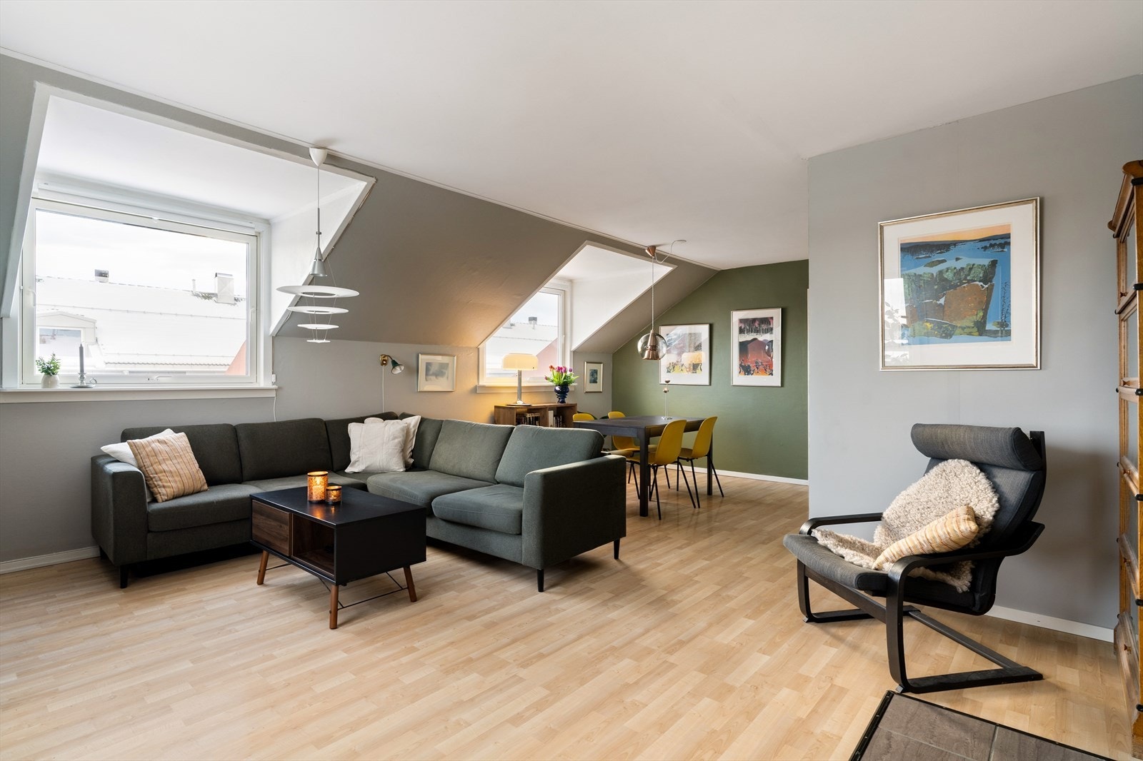 Romslig stue på ca. 30 m². Stuen har store vindusflater, som bidrar til rikelig med naturlig lys i rommet. Galleribilde