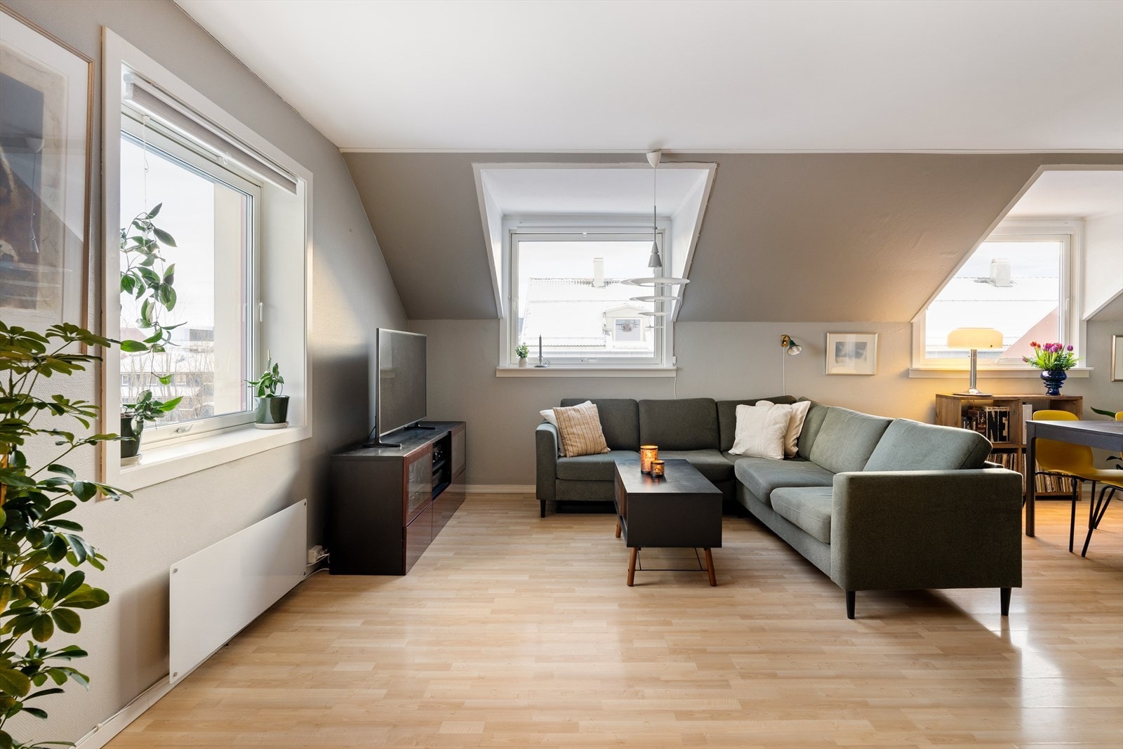 Som hjørneleilighet får man ekstra vindusflater og mye naturlig lysinnslipp. Samtidig ligger leiligheten slik til at det er ikke er innsyn. Galleribilde