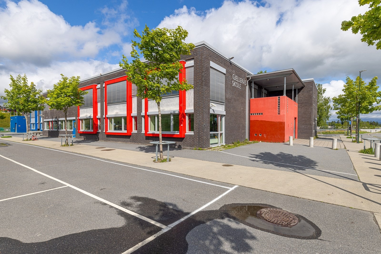 Boligen sokner til Gjellerås barneskole som ligger i umiddelbar nærhet. Galleribilde