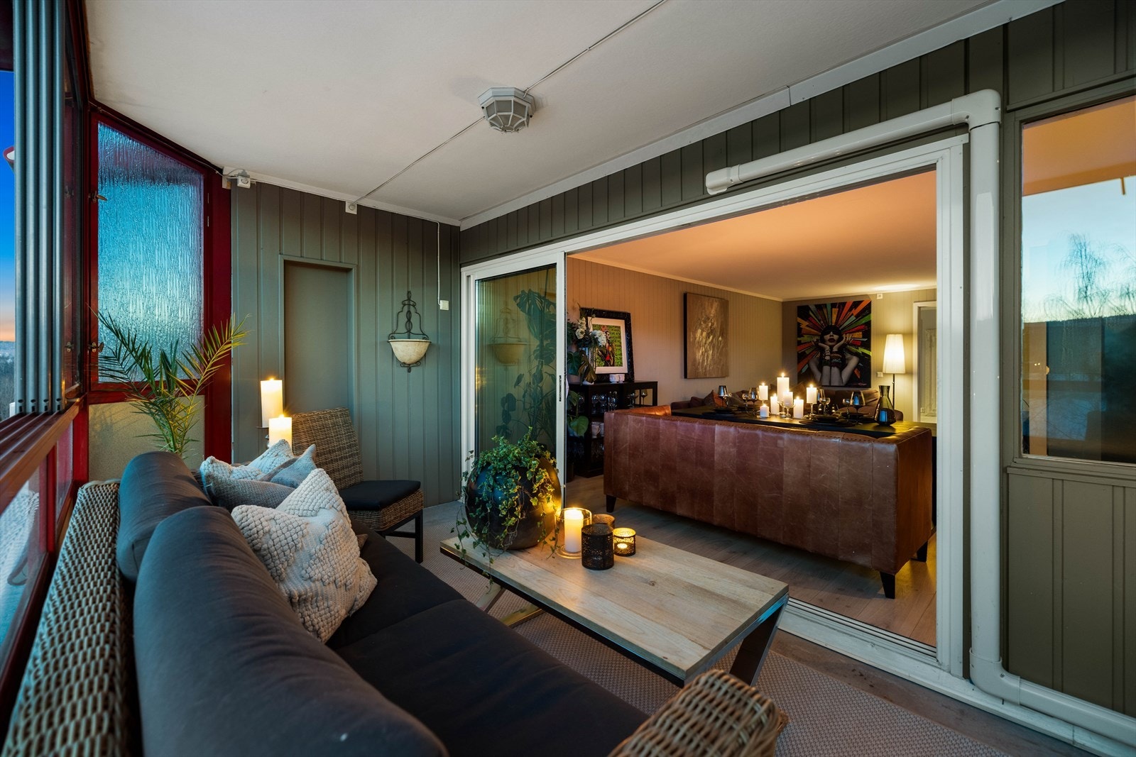 Det er skyvedører inn til stuen. Galleribilde