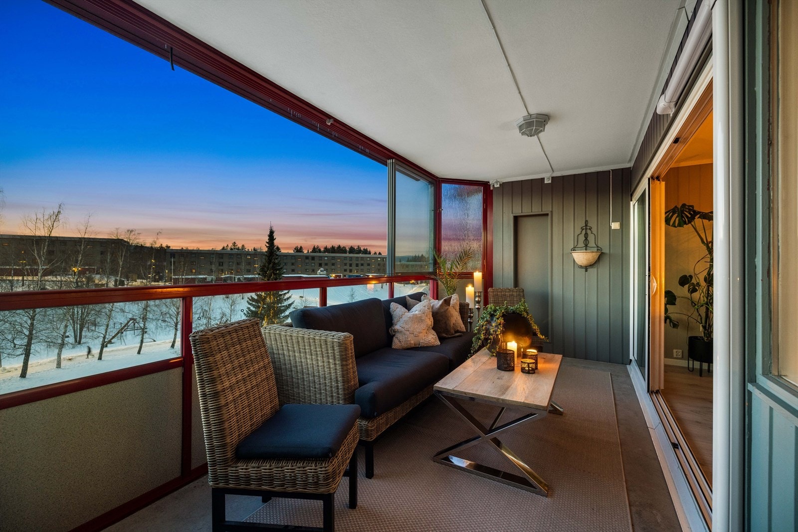 Balkongen er lun og koselig, og blir en fin forlengelse av innerommet. Det er plass til sittegruppe, beplantning og grill. Galleribilde