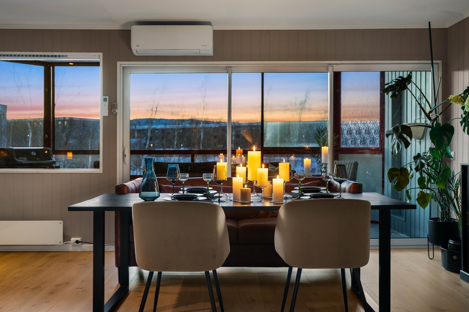 Leiligheten har sosial løsning med stue, spisestue og kjøkken i samme rom. Galleribilde