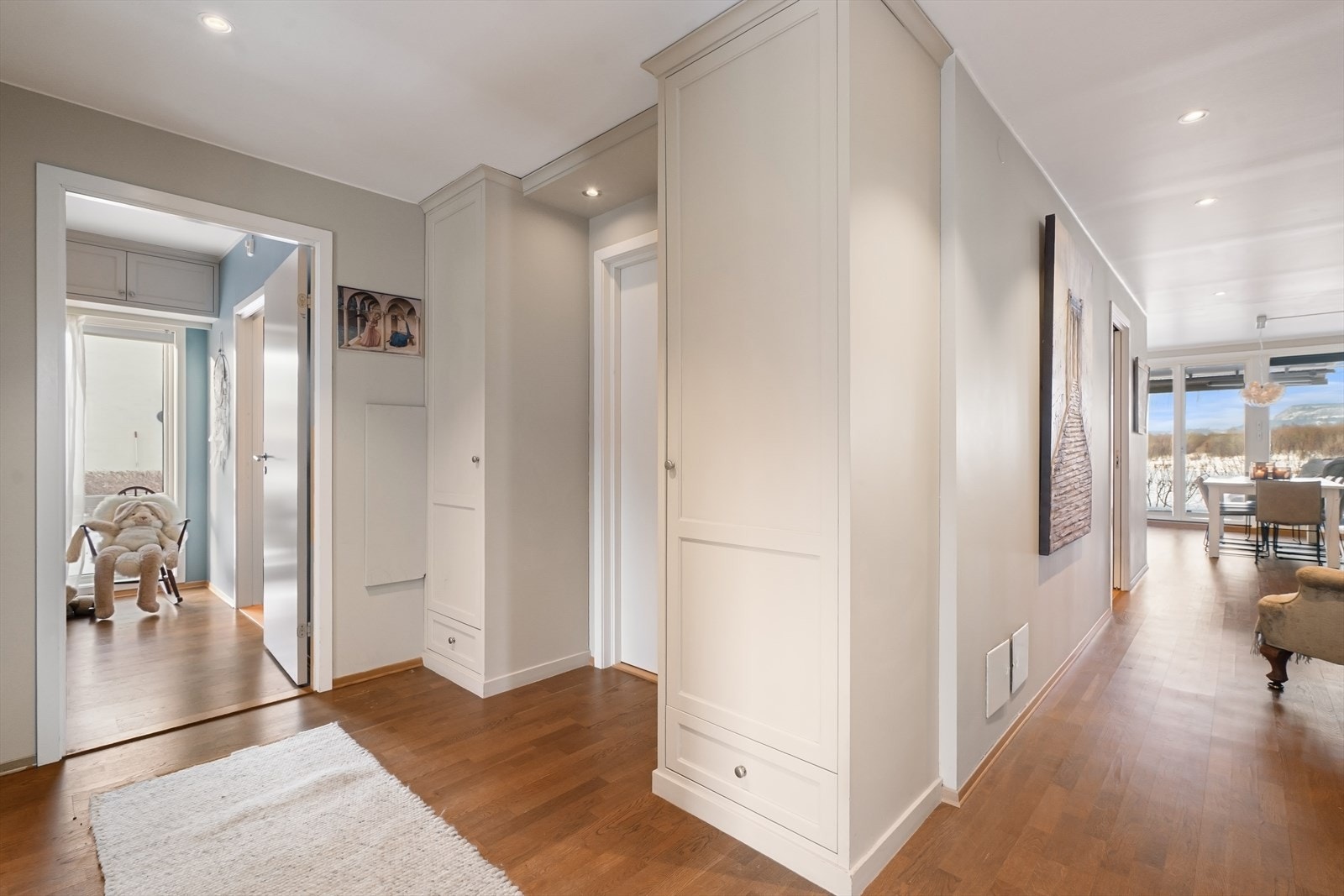 Hall mellom soverommene og badene. Plassbygde garderober Galleribilde