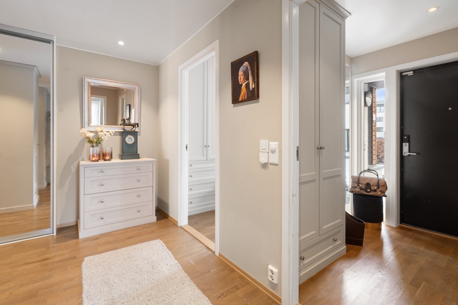 Hall mellom soverommene, inngangspartiet og badene Galleribilde