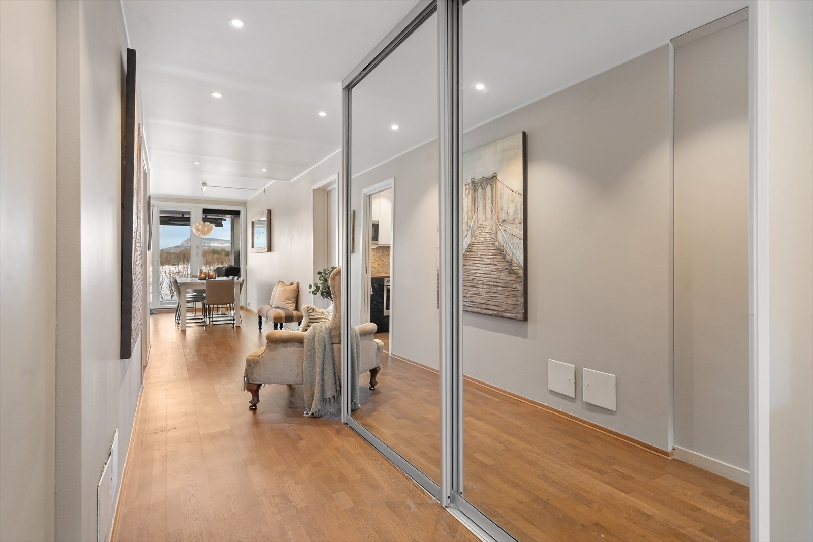 Skyvedørsgarderobe i hall Galleribilde