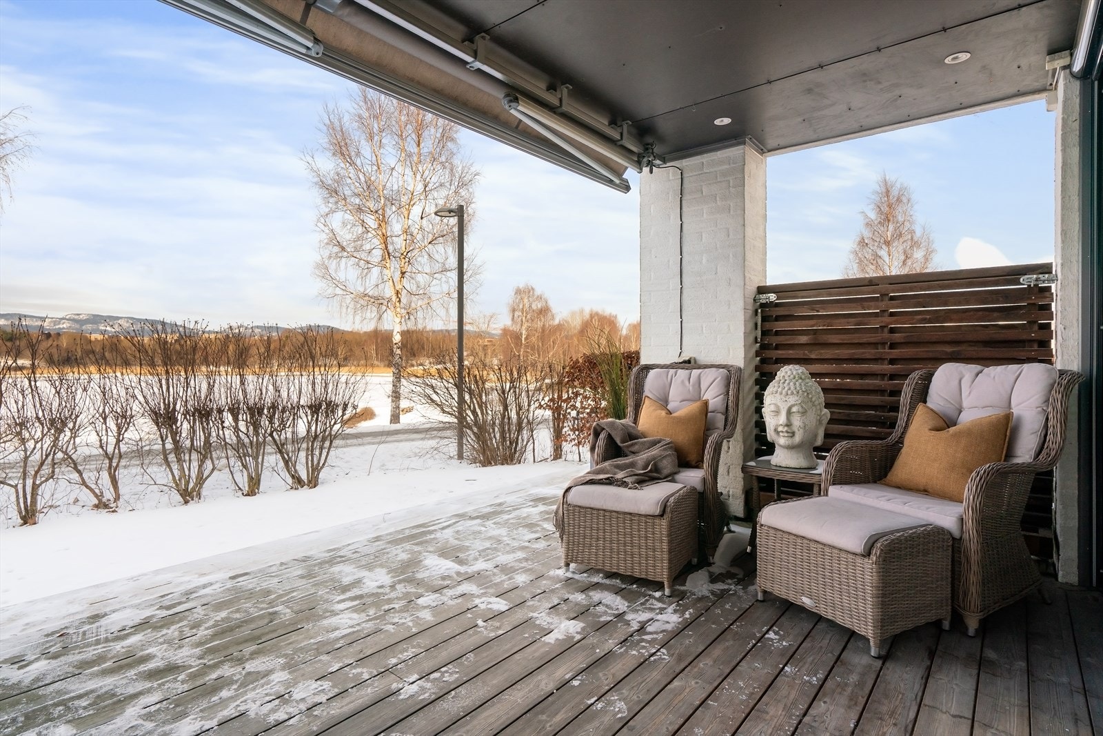 Overbygget markterrasse med markise og herlig frontutsikt til sjøen og sen kveldssol på sommerstid Galleribilde