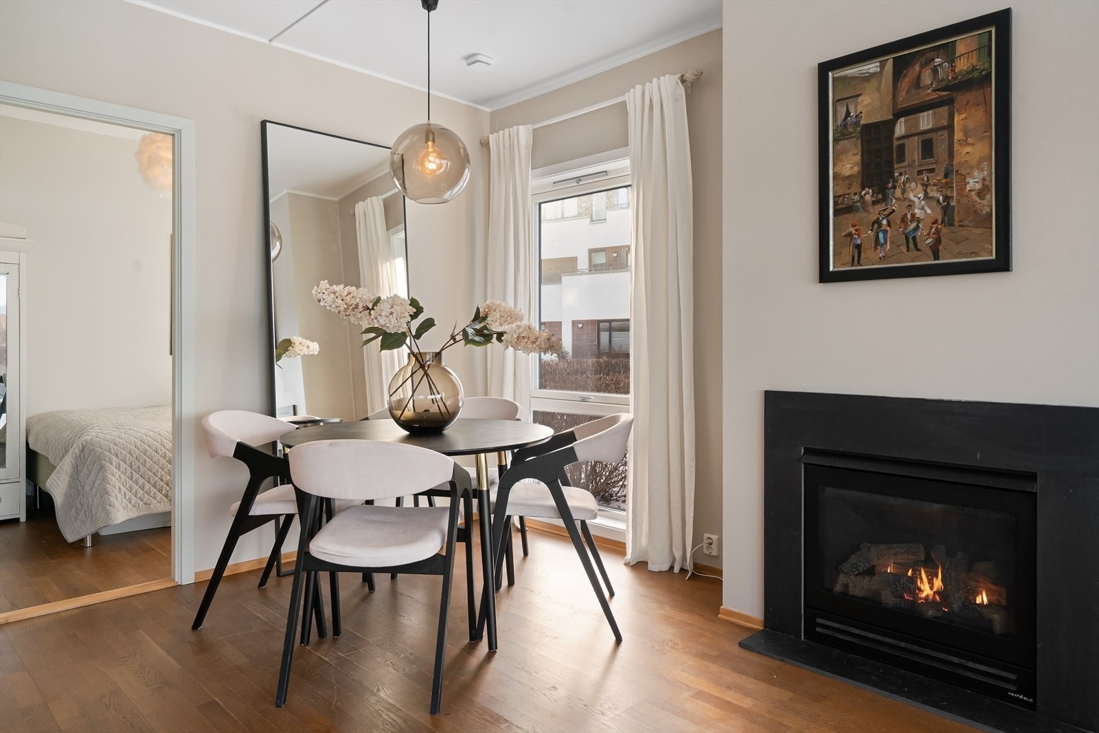 Spisestue. Gasspeis. Galleribilde