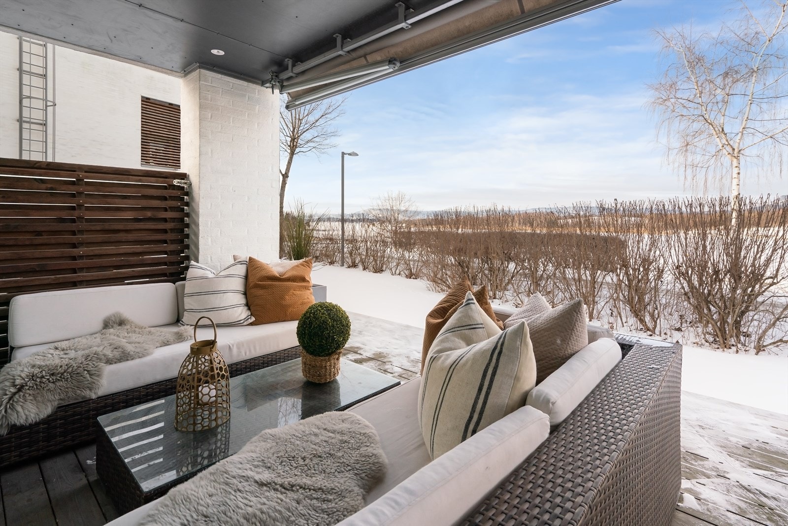 Overbygget markterrasse med herlig frontutsikt til sjøen og sen kveldssol på sommerstid Galleribilde