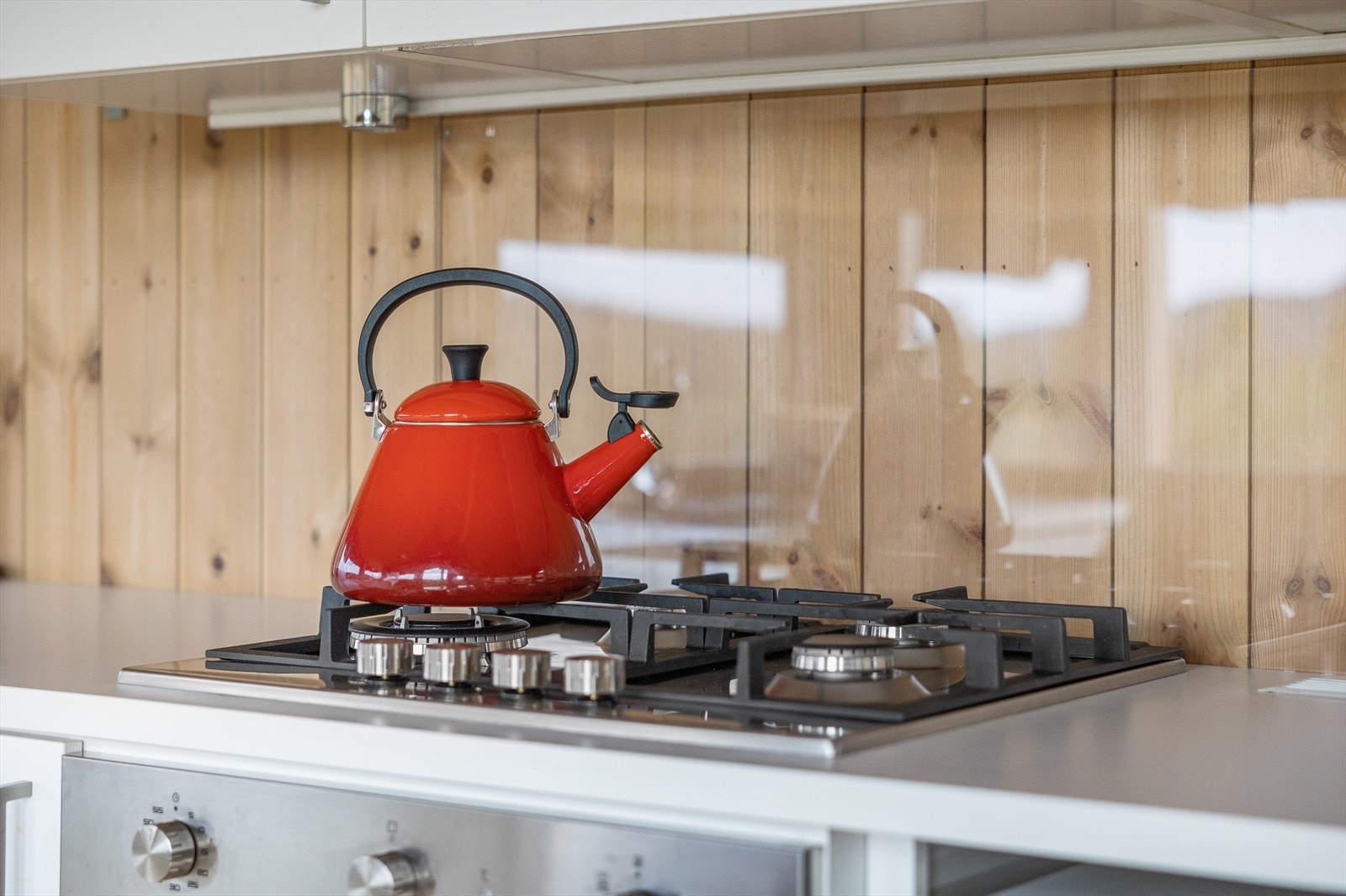 På kjøkkenet finner du komfyr, platetopp og kjøleskap - alle med propandrift. Propanbeholderne er plassert i eget teknisk rom. Galleribilde