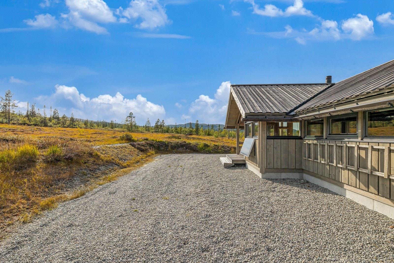 Tomta er naturpreget, omkranset av lyng, fjellbjørk og utsyn mot fjell og vidde. Galleribilde