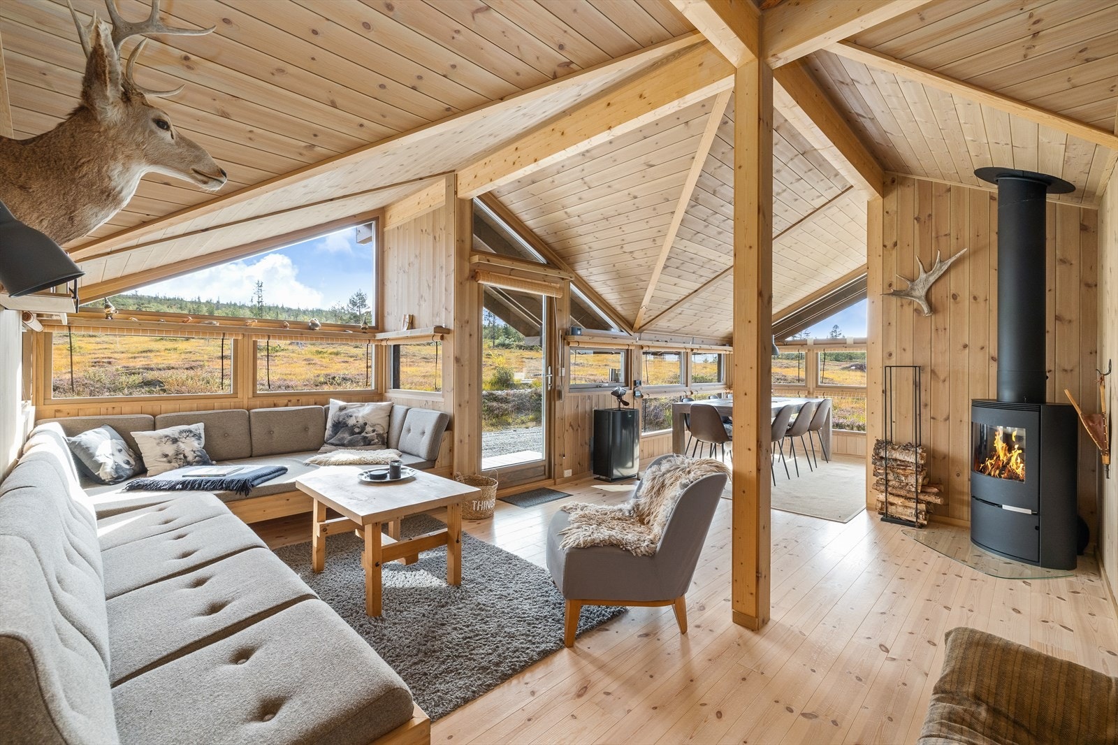 Den åpne løsningen mellom stue, kjøkken og spisestue gir både sosialt samvær og godt lysinnslipp. Galleribilde