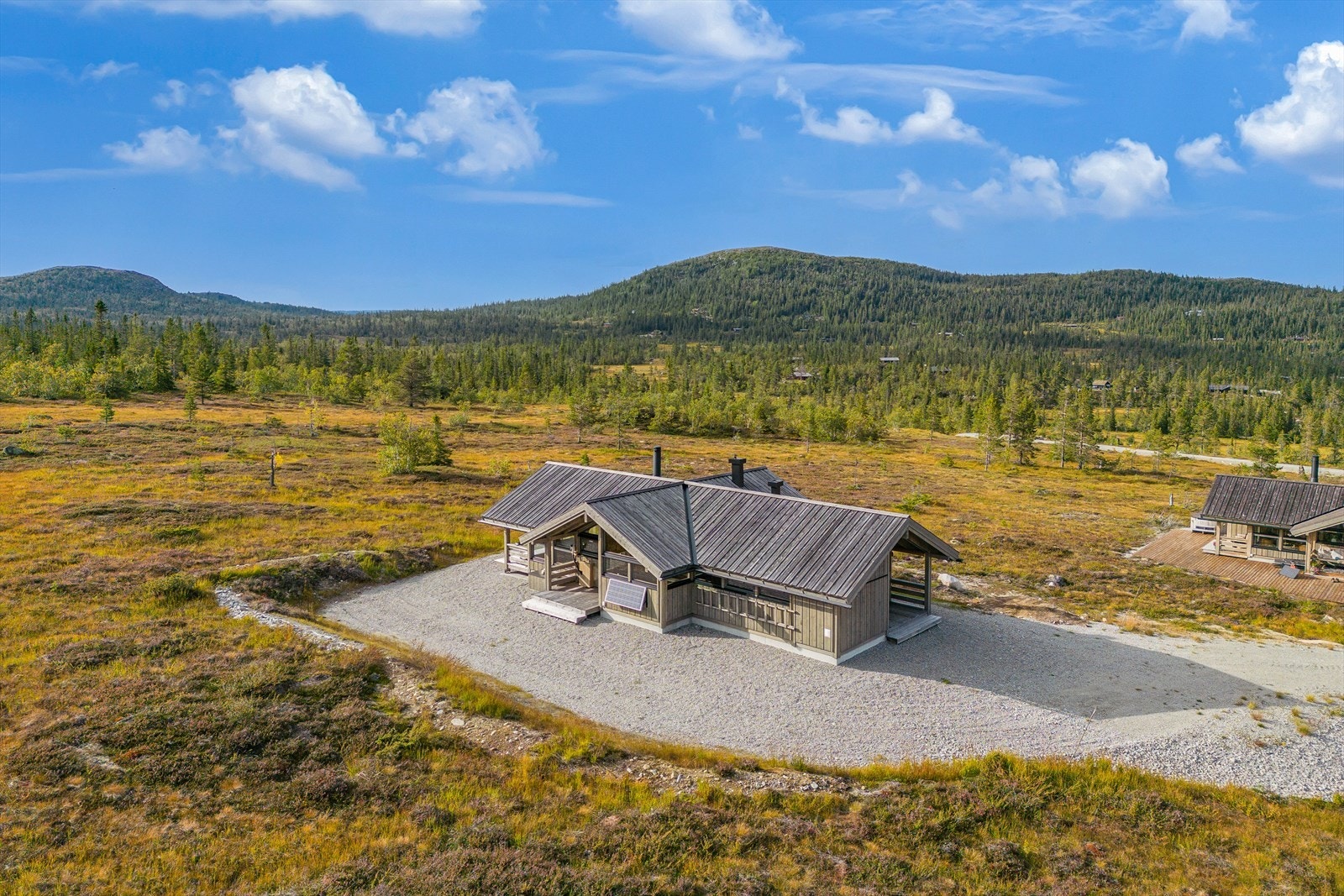På sommeren har man sol fra morgen til kveld, mens midtvinters er solen fremme noen timer midt på dagen. Galleribilde