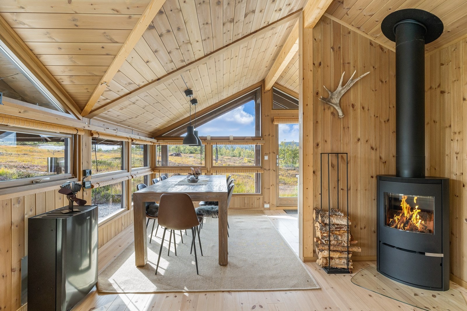 En Wallas parafinbrenner sørger for stabil varme, og kan fjernstyres slik at du ankommer en varm og innbydende hytte uansett årstid. Galleribilde