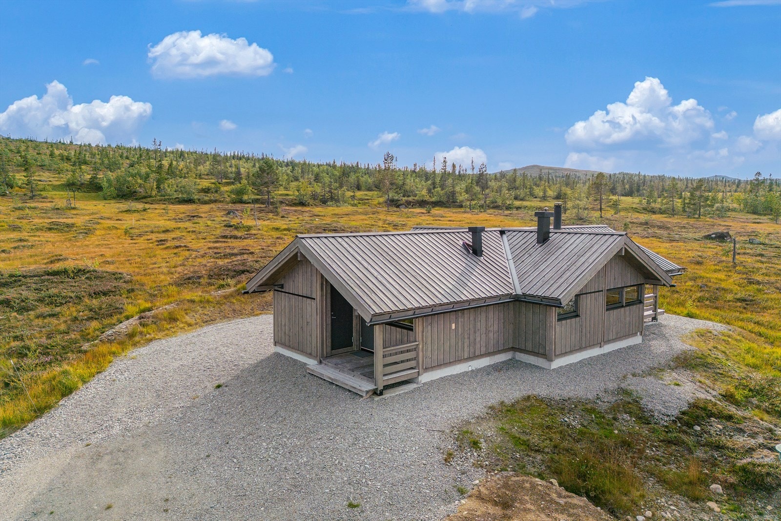 Taktekkingen består av impregnerte takbord med tretakrenner med beslag - en løsning som både er estetisk vakker, varig og miljøvennlig. Galleribilde