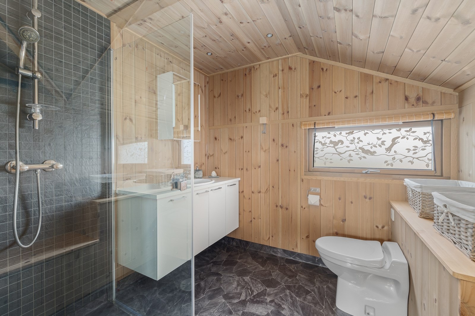 Hyttebadet er etablert med belegg på gulv og panel på veggoverflate og himling. Galleribilde