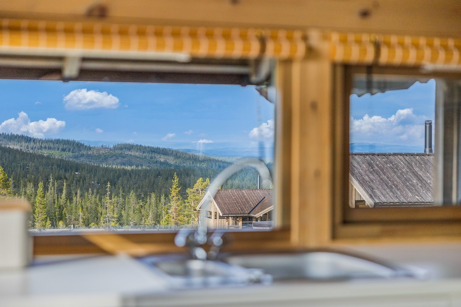 Fra oppvaskbenken får du panoramautsikt som gjør hverdagsrutinene litt hyggeligere. Galleribilde