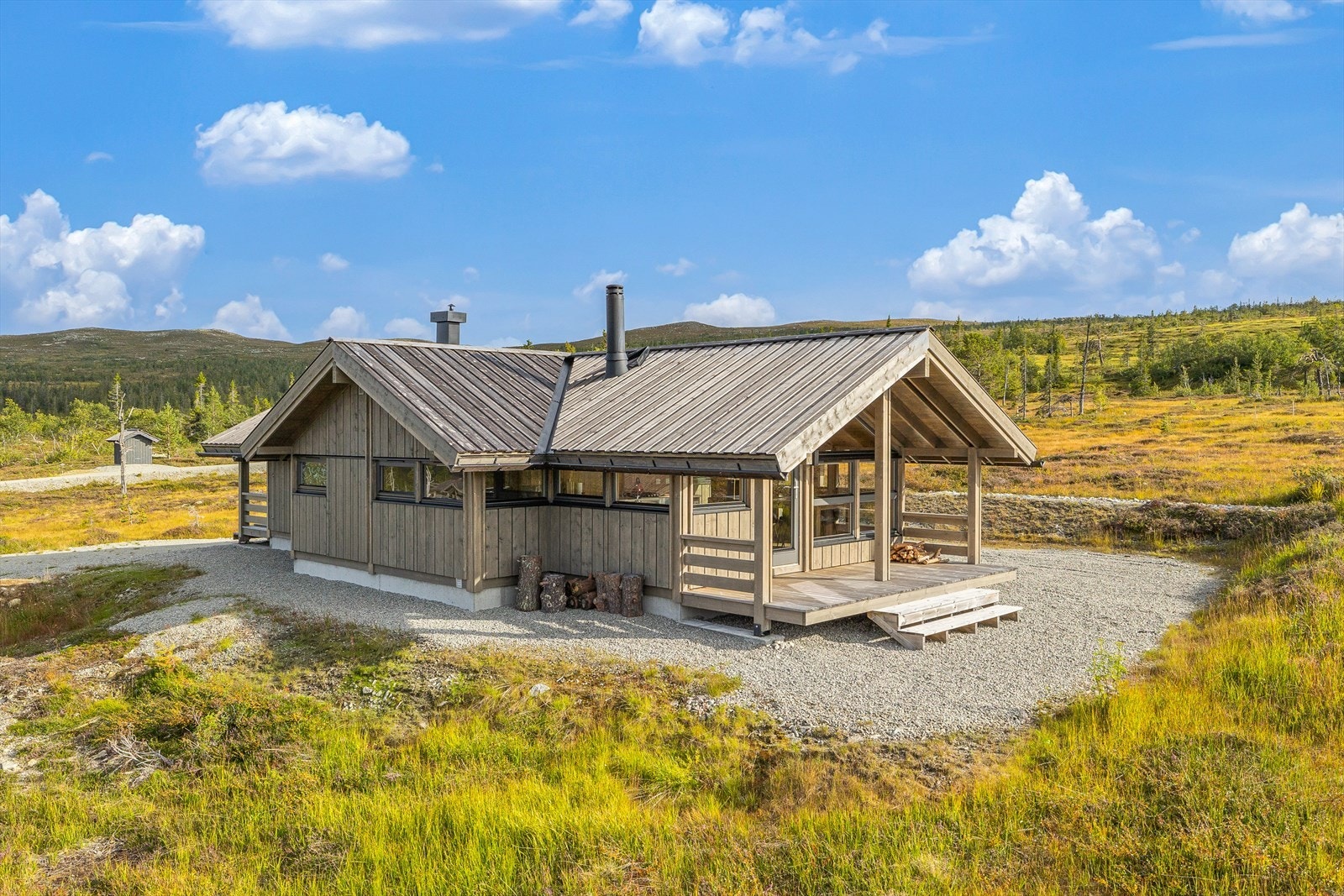 Eiendommen er bebygd med en klassisk Heddahytte som fremstår med normal standard og gode bruksfunksjoner. Galleribilde
