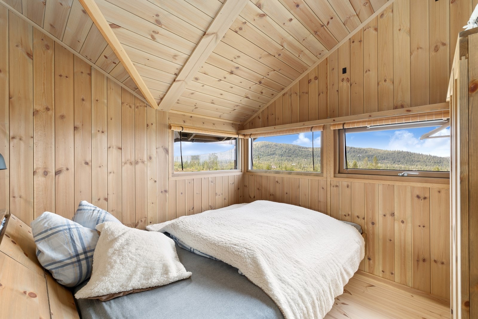 Fra senga kan du våkne til utsikten utenfor - naturen ligger rett foran deg før dagen i det hele tatt har begynt. Galleribilde