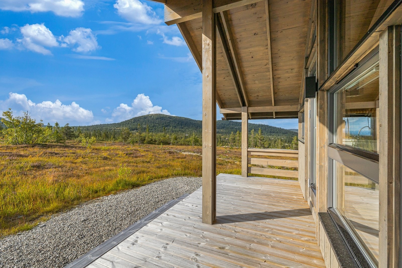 Her får du flott utsikt mot omkringliggende fjell og daler, og naturen starter rett utenfor døra. Galleribilde