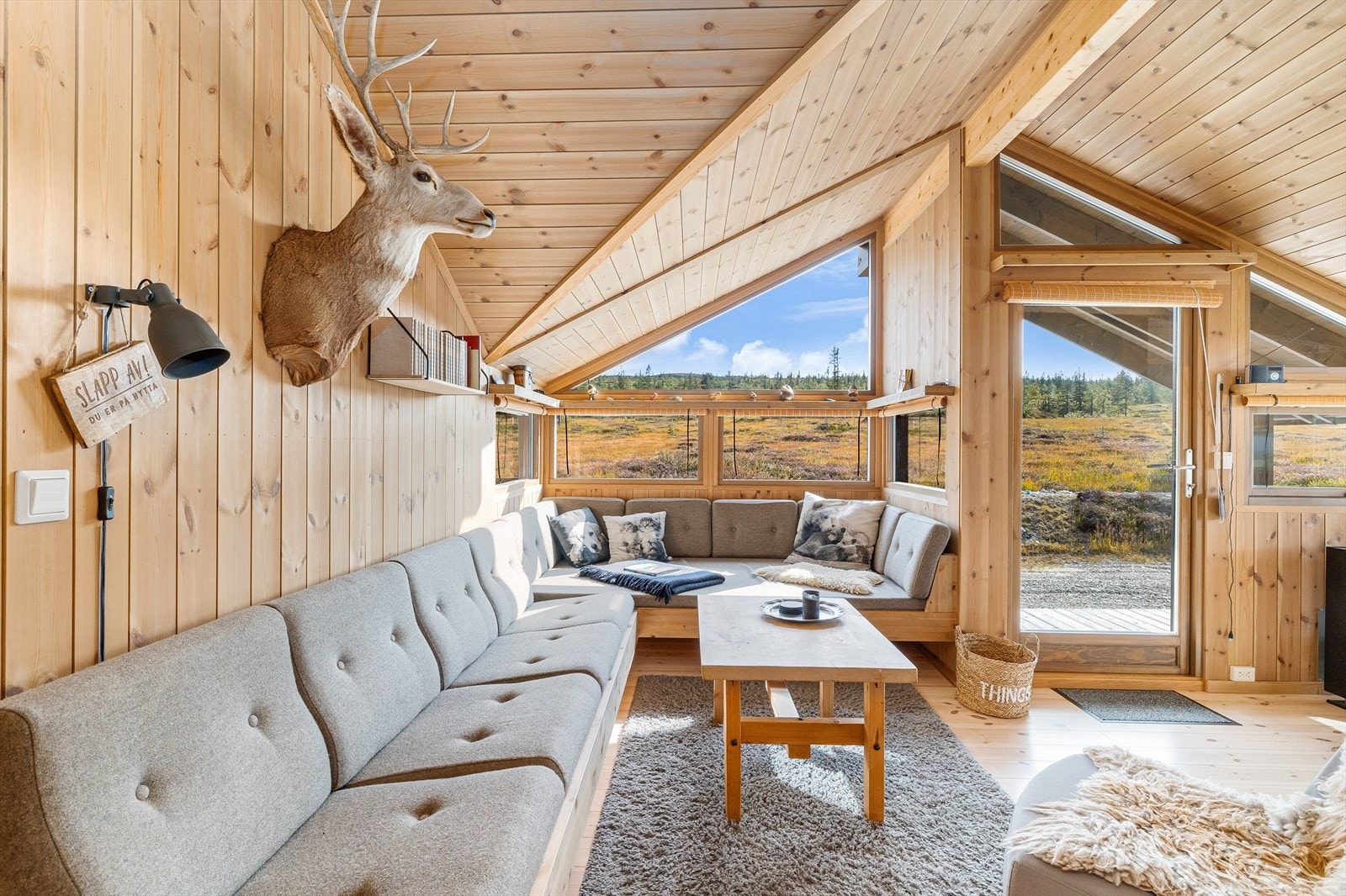 Fra stua er det utgang til en liten terrasse, perfekt for rolige stunder med kaffekoppen. Galleribilde