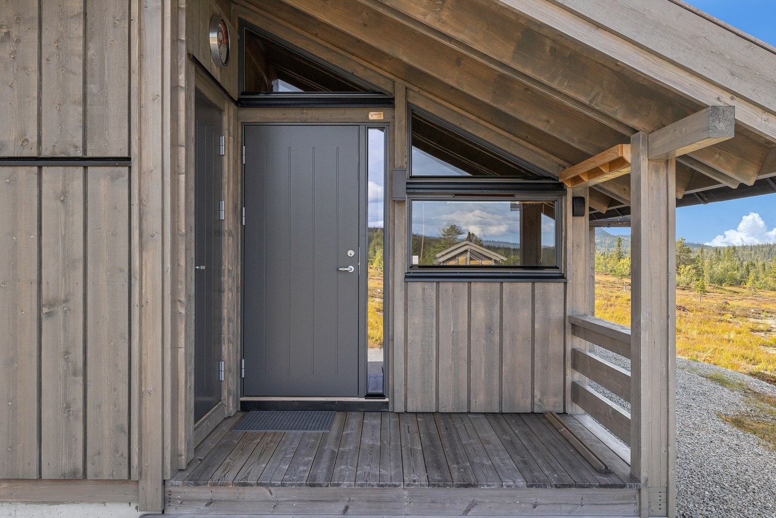 Hytta har et pent, overbygd inngangsparti som ønsker deg velkommen. Galleribilde