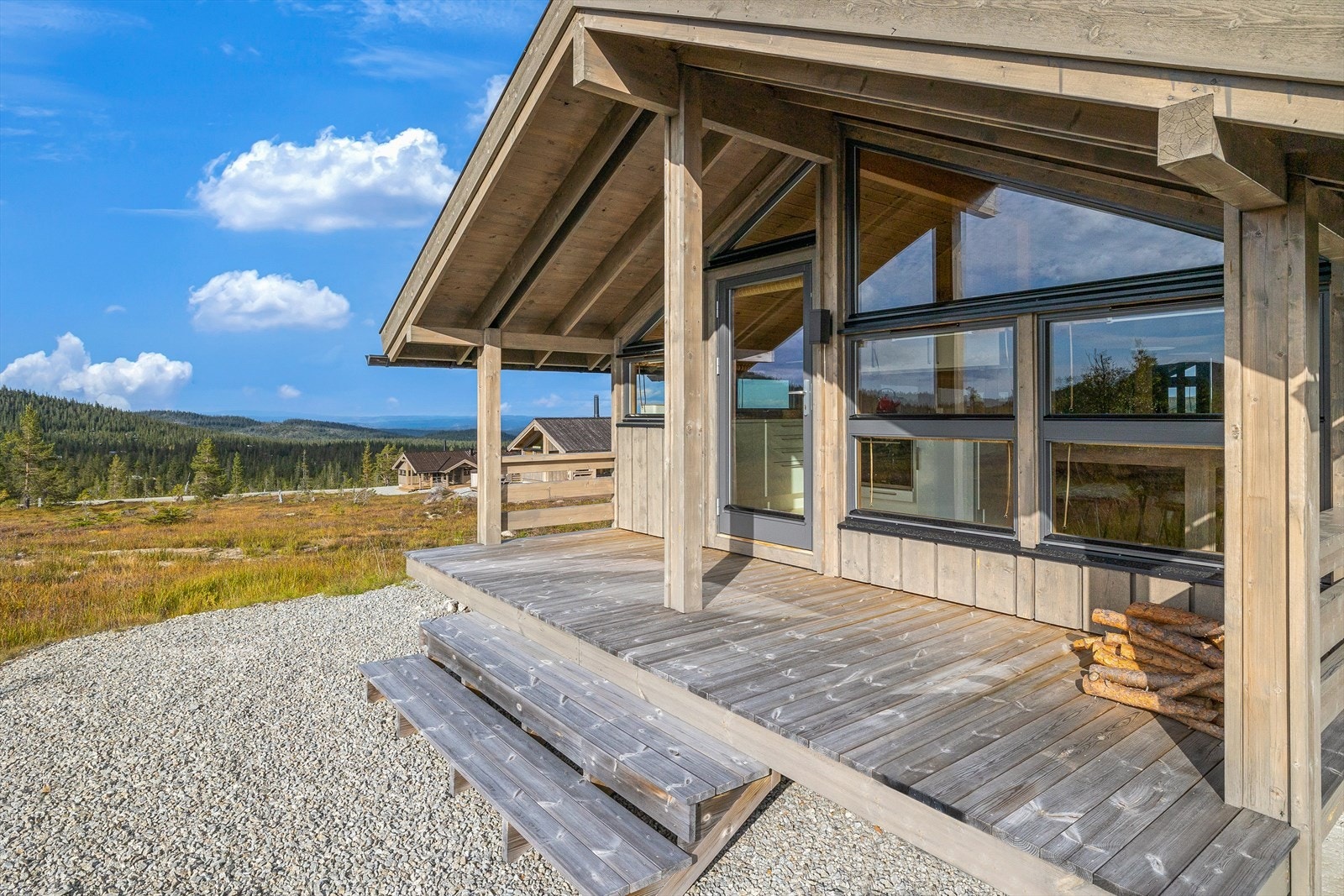 Terrassen er et perfekt sted for å nyte varme sommerdager eller lune høstkvelder sammen med familie, venner og kjente. Galleribilde