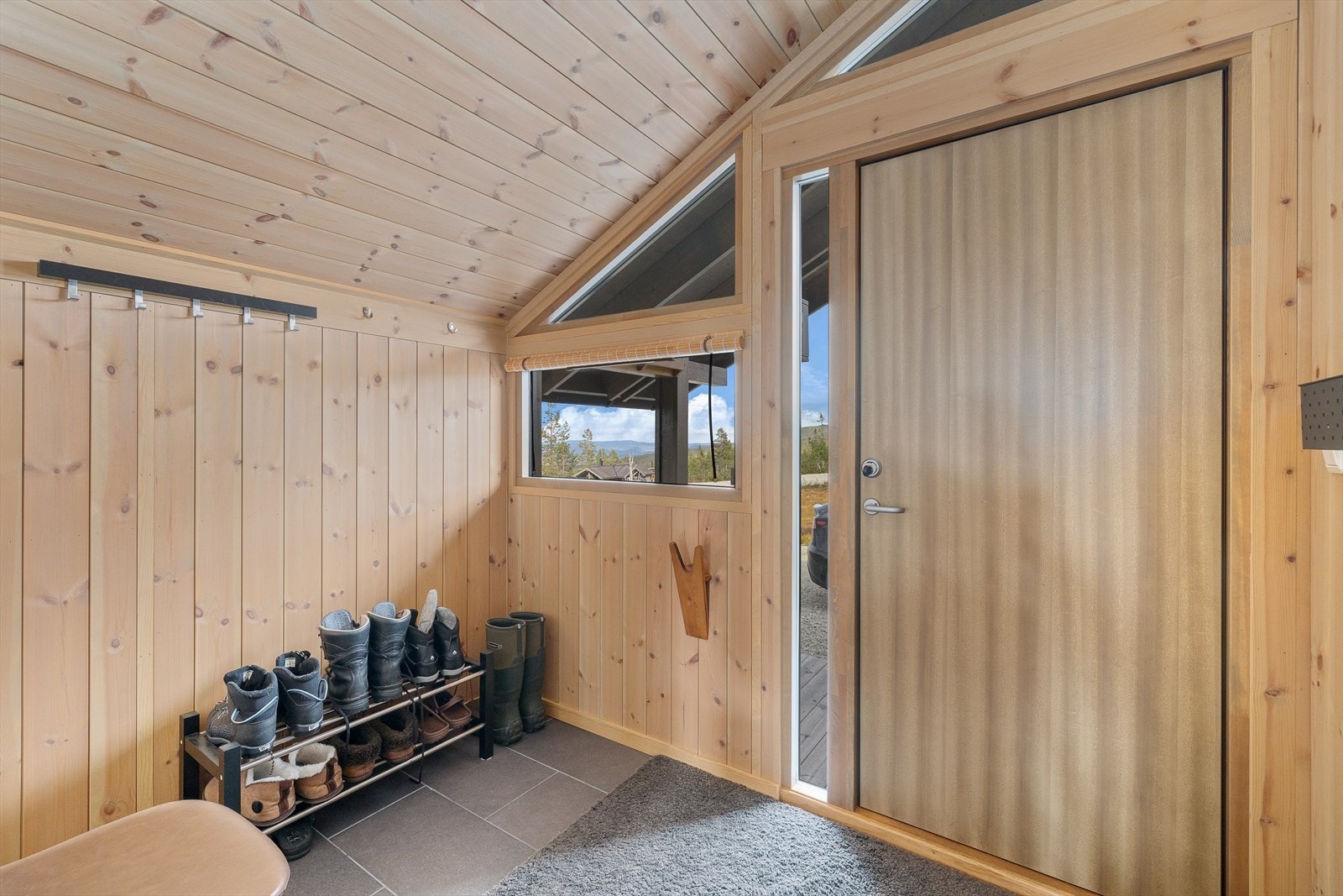 Entreén har god plass til det du trenger av yttertøy og sko. Galleribilde