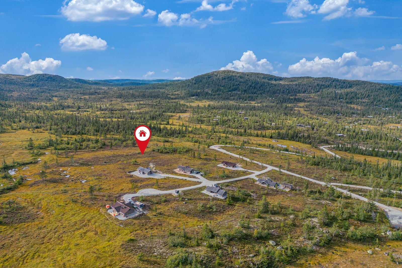 Fledda er et populært hytteområde i fjellskogen mot Hedalsfjellet, ca 900 moh. Det gjøre oppmerksom på at bildene av eiendommen er tatt før hytta ovenfor ble bygget. Galleribilde
